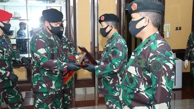Panglima TNI Marsekal TNI Hadi Tjahjanto memimpin serah terima jabatan (sertijab) Kepala Pusat Keuangan TNI dari Brigjen TNI di Cilangkap, Jakarta Timur, Kamis (30/4/2020) (Puspen TNI)