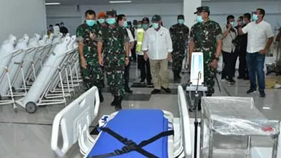 Panglima TNI Marsekal TNI Hadi Tjahjanto meninjau Wisma Atlet Kemayoran untuk penanganan pasien virus corona, Minggu (22/3/2020). (foto dok Puspen TNI)
