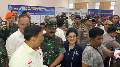 Panglima TNI Marsekal TNI Hadi Tjahjanto, Menkopolhukam Wiranto, Menkes Nila Djuwita F. Moeloek, Mensos Agus Gumiwang Kartasasmita, Kapolri Jenderal Pol Tito Karnavian, Pangdam XVII/Cenderawasih Mayjen TNI Herman Asaribab dan Kapolda Papua Irjen Pol Paulus Waterpauw saat mengunjungi pengungsi di di Posko Lanud Silas Papare, Sentani, Kabupaten Jayapura, Papua, Rabu (9/10/2019)/Puspen TNI