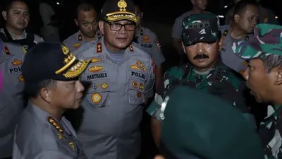 Kapolri Jenderal Pol Tito Karnavian (kiri) dan Panglima TNI Marsekal TNI Hadi Tjahjanto (dua dari kanan) saat meninjau situasi keamanan di depan Gedung DPR, Jakarta Pusat, Senin malam (30/9/2010)/Puspen TNI