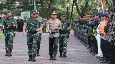 Panglima TNI Marsekal TNI Hadi Tjahjanto bersama Kapolri Jenderal Pol Idham Azis di Medan, Sumatera Utara/Kabidpenum Puspen TNI, Kolonel Sus Taibur Rahman