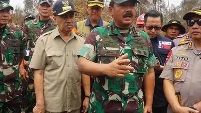 Panglima TNI Marsekal Hadi Tjahjanto, S.I.P. meninjau kebakaran hutan di Komplek Ladang Minyak Pertamina Hulu Energi Kampar, Kec. Kerumutan, Kab. Pelelawan, Provinsi Riau, Minggu (15/9/2019)/Puspen TNI