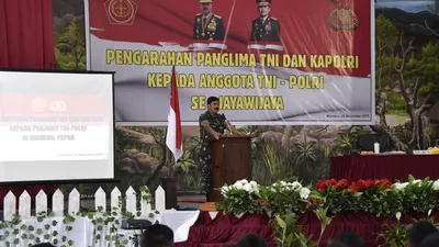 Panglima TNI, Marsekal TNI Hadi Tjahjanto saat memberi pengarahan di di Gedung Ukumearek Asso, Jl. Yos Sudarso, Kabupaten Wamena, Papua, Kamis (28/11/2019).  (Kabidpenum Puspen TNI, Kolonel Sus Taibur Rahman)