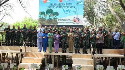 Panglima TNI Marsekal Hadi Tjahjanto didampingi Kepala Staf Angkatan Laut, Laksamana TNI Siwi Sukma Adji; Kepala Staf Angkatan Udara Marsekal TNI Yuyu Sutisna dan Wakil KSAD Letjen TNI Tatang Sulaiman foto bersama saat di Pantai Indah Kapuk, Jakarta Utara, Senin (7/10/2019)/Puspen TNI