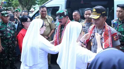Pangliman TNI Marsekal Hadi Tjajanto dan Kapolri Jenderal Pol Idham Azis mendapat sambutan saat menghadiri deklarasi damai natal di Manado, Sulawesi Utara/Kabidpenum Puspen TNI, Kolonel Sus Taibur Rahman