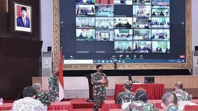 anglima TNI Marsekal TNI Hadi Tjahjanto, saat membuka acara Training Of Trainer (TOT) pelaksanaan Vaksinasi Covid-19 di lingkungan TNI, bertempat di Aula Gatot Soebroto Mabes TNI, Cilangkap, Jakarta Timur, Kamis (17/12/2020). (Puspen TNI)