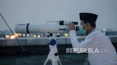 ilustrasi pantauan hilal. Foto: Republika/Thoudy Badai
