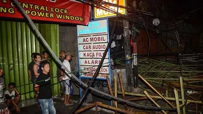 Papan reklame roboh di Jalan Warung Buncit Raya, Jakarta Selatan, Minggu (1/12/2019) dan mengakibatkan kemacetan di kawasan tersebut. (Antara/Fakhri Hermansyah)