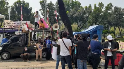 Para pekerja seni unjuk rasa di depan Balai Kota, Kamis (23/7/2020).  Foto: Eva Rianti