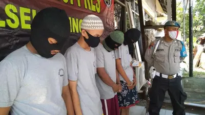 Para pelaku pembacokan disampaikan dirilis yang digelar Polsek Cilincing, Jakarta Utara, Selasa (28/7/2020).  Foto: Muhamad Ubaidillah