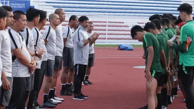 Pemain dan pelatih Timnas Indonesia menggelar latihan di Manila (PSSI.org)