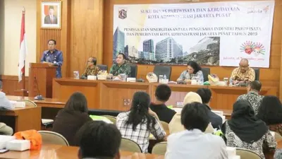 Wakil Wali Kota Jakpus Irwandi berbicara dalam pertemuan Peningkatan Sinergitas Antara Pengusaha Industri Pariwisata dengan Pemkot Jakpus (pusat.jakarta.go.id)