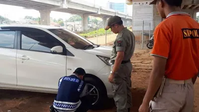 Penindakan kendaraan yang parkir di kolong Tol Becakayu/beritajakarta.id