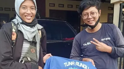 Pasangan tuna rungu Dana Bayu Ghilar dan Widya buka layanan cuci mobil di Tangerang, Jumat (7/8/2020)  (Foto: dok. Istimewa)