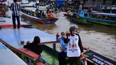 Peserta Hari Pers Nasional (HPN) 2020 menikmati wisata belanja di Pasar Apung Kuin, Banjarmasin, Minggu (9/2/2020). (Humas HPN 2020)