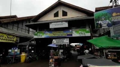 Suasana pasar Cikurubuk Kota Tasikmalaya saat penerapan AKB atau new normal hari pertama, Senin (1/6/2020). (Ayotasik.com/Irpan Wahab Muslim)