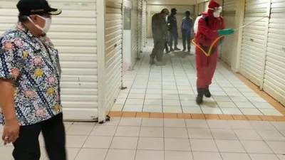 petugas sedang menyemprot desinfektan di Pertokoan Harco / beritajakarta.id