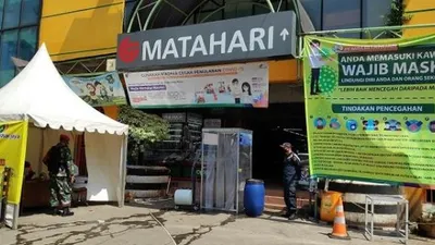 Meski sudah banyak padagang dinyatakan positif Covid-19 dan menjadi klaster baru, namun pasar Perumnas Klender tetap buka dengan penjagaan yang dilakukan anggota TNI. (Suara.com/Bagaskara).
