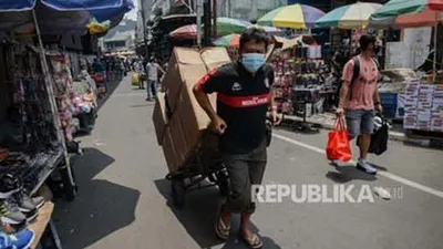 Pedagang menggunakan masker. (ilustrasi) Foto: Republika/Thoudy Badai