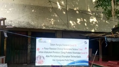 Penampakan kondisi Pasar Rawa Kerbau atau Rawasari, Cempaka Putih setelah ditutup karena belasan pedagang tertular Corona. (Suara.com/Arga).