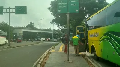 Suasana arus mudik di Pasar Rebo, Jakarta Timur, Selasa (21/4/2020) (Ayojakarta.com/Hendy Dinata)