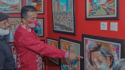 Wali Kota Jakarta Timur M Anwar saat peresmian galeri kreatif perupa jakarta raya, Kamis (6/8/2020). (dok Parekraf Jaktim)