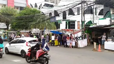 Suasana pedagang takjil di Jalan Bendungan Hilir, Tanah Abang, Jakarta Pusat, Sabtu (25/4/2020). (Ayojakarta.com/Khoirur Rozi)