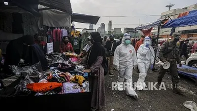 Petugas medis melakukan sosialisasi tes swab kepada pedagang di Pasar Tasik, Jakarta, Kamis (2/7). Pemerintah Provinsi DKI Jakarta akan memperketat pengawasan di wilayah pasar selama masa perpanjangan pembatasan sosial berskala besar (PSBB) transisi. Republika/Putra M. Akbar