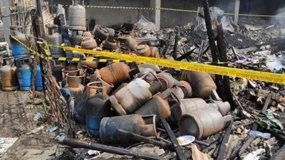 Sisa-sia tabung gas tampak gosong usai insiden kebakaran Pasar Timbul, Tomang, Jakarta Barat pada Jumat (7/8/2020) dini hari. (Suara.com/Bagaskara Isdiansyah)