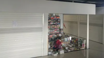 Pedagang menata buku dagangannya di sentra buku lantai tiga Pasar Kenari, Salemba, Jakarta Pusat, Senin (22/7/2019). (ANTARA News/Aditya Pradana Putra)