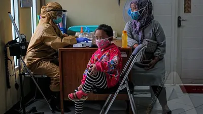 Tenaga medis tengah melayani warga yang hendak periksa.  Tenaga medis Puskesmas sebut banyak warga tak jujur soal Covid-19. (Ayobogor/Husnul Khatimah)