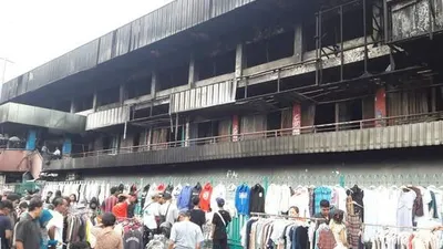 Pedagang menjajakan dagangan di luar Gedung Pasar Senen Blok I dan II yang terbakar pada September 2017/Tribunnews-Rangga Baskoro