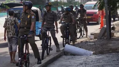 Petugas Satpol PP Kecamatan Tambora melakukan patroli dengan sepeda/barat.jakarta.go.id