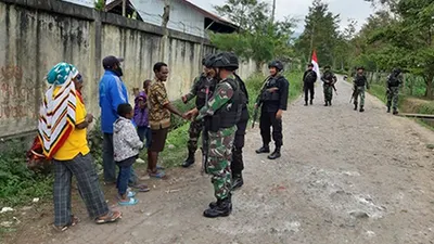 Jamin Rasa Aman Warga di Jayawijaya, Satgas Yonif 514 Bersama Brimob Patroli Keliling