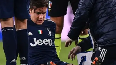 Penyerang Juventus, Paulo Dybala mengalami cedera dalam laga Liga Italia 2020/2021 kontra Sassuolo di Juventus Stadium, Turin, Senin (11/1/2021) dini hari WIB. [MARCO BERTORELLO / AFP]
