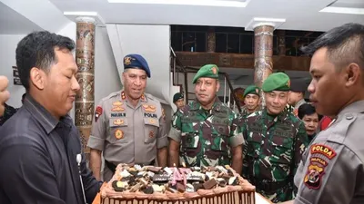 Kapolda Papua Irjen Pol Paulus Waterpauw saat memberikan ucapan selamat HUT ke-74 TNI kepada Pangdam XVII/Cenderawasih Mayjen TNI Herman Asaribab di Jayapura, Sabtu (5/10/2019)/Dok. Humas Polda Papua