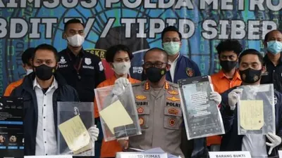 Polisi merilis para tersangka pemalsu surat PCR palsu yang melibatkan influencer serta mahasiswa kedokteran/ Suara.com