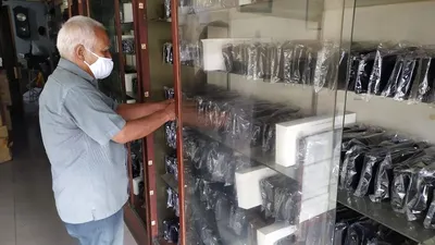 Penjualan kopiah M Iming menjelang Ramadan tahun 2020 anjlok akibat pandemi Covid-19. (Ayobandung.com/Kavin Faza)