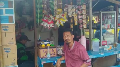 Yayak, salah satu pedagang di Terminal Lebak Bulus, Jaksel, Kamis (30/7/2020), mengeluhkan sepinya pembeli.  Foto: Shabrina Zakaria