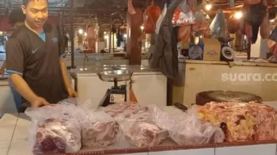Aktivitas pedagang daging sapi di Pasar Lama Kota Tangerang, Selasa (19/1/2021). [Suara.com/Muhammad Jehan Nurhakim]