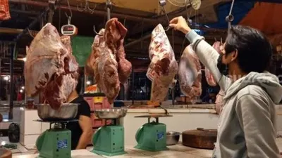 Aktivitas pedagang daging sapi di Pasar Lama Kota Tangerang, Selasa (19/1/2021). [Suara.com/Muhammad Jehan Nurhakim]