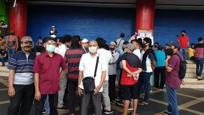 Pedagang yang berjualan di Mall Pusat Grosir Cililitan (PGC), Jakarta Timur, memprotes masih berjalannya biaya sewa kepada manajemen mal, Senin (11/5/2020).