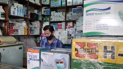 Penjual masker di Pasar Pramuka. (Suara.com/Bagas)