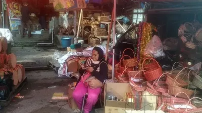 Salah seorang pedagang parsel di Pasar Cikini, Menteng, Jakarta Pusat, yang mengalami sepi pembeli selama masa menjelang Idul Fitri tahun ini. (Ayojakarta.com/Hendy Dinata)