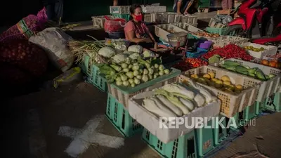 ilustrasi, pedagang pasar tradisional mengenakan masker saat berjualan sebagai salah satu protokol kesehatan yang harus dilaksanakan selama masa pandemi/  Foto: Republika/Thoudy Badai