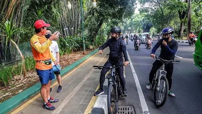 Wali Kota Bogor Bima Arya mengecek kondisi pedestrian sekitar Kebun Raya Bogor/ ist
