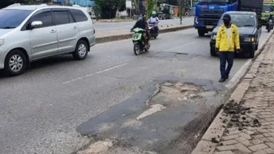 proses pembangunan dan pembongkaran jembatan sekitar Jalan Akses Marunda (Pedongkelan), Cilincing / beritajakarta.id