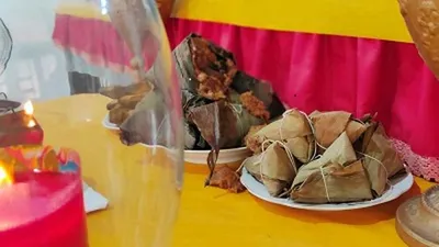 Bacang (tengah) dan Kwecang (paling kanan) yang disajikan dalam tradisi Peh Cun atau Bacangan