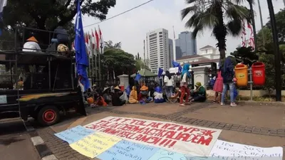 Puluhan nelayan berunjuk rasa di depan kantor Gubernur DKI Jakarta pada Senin (5/8/2019). ANTARA/Katriana/aa