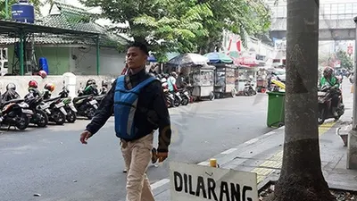 Pejalan kaki menggunakan trotoar di kawasan Taman Cut Mutiah, Menteng, Jakarta Pusat. Di belakangnya tampak para pedagang kaki lima memenuhi trotoar/Ayojakarta.com
